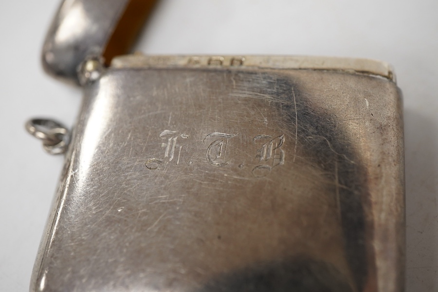 A George V silver vesta case, Birmingham, 1917 and an Edwardian small silver trinket box, Birmingham, 1902, 93mm.